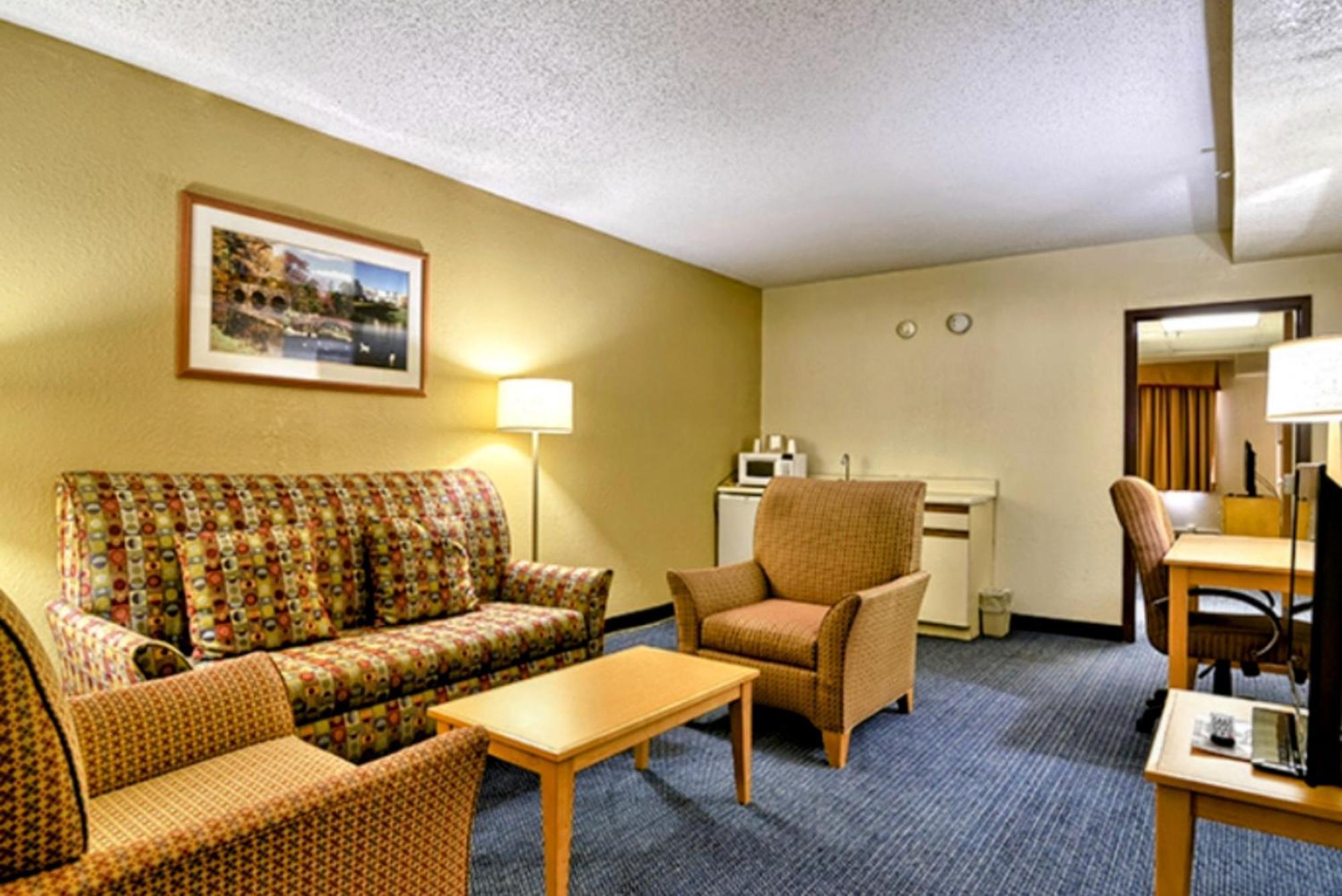 Katahdin Inn & Suites Millinocket Extérieur photo