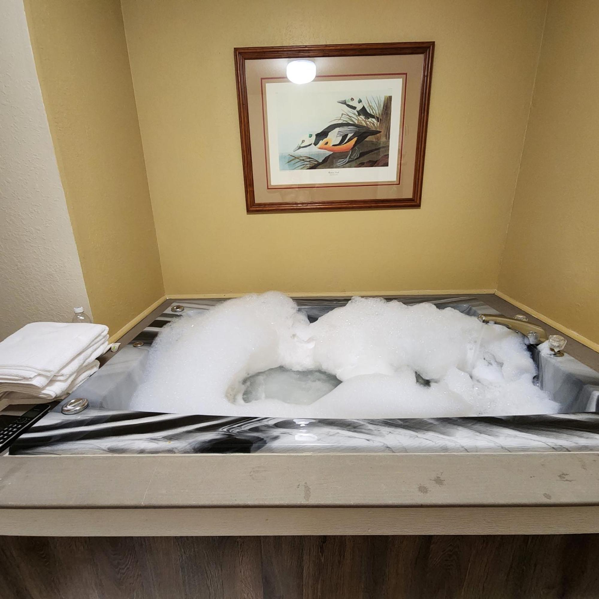 Katahdin Inn & Suites Millinocket Extérieur photo