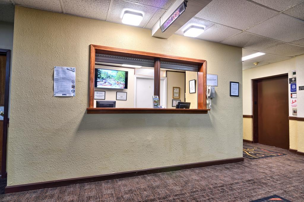 Katahdin Inn & Suites Millinocket Extérieur photo