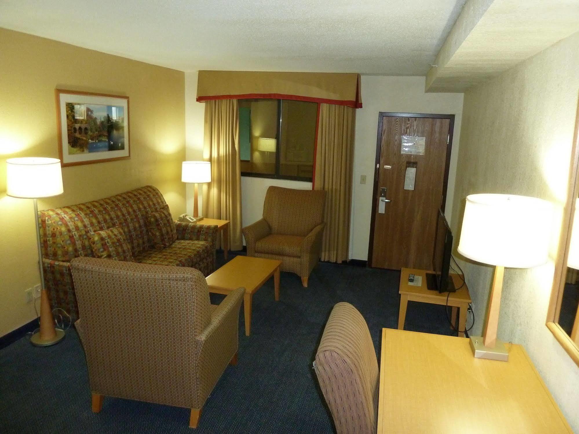 Katahdin Inn & Suites Millinocket Extérieur photo