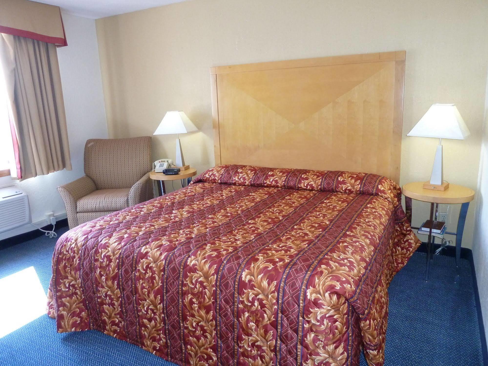 Katahdin Inn & Suites Millinocket Extérieur photo