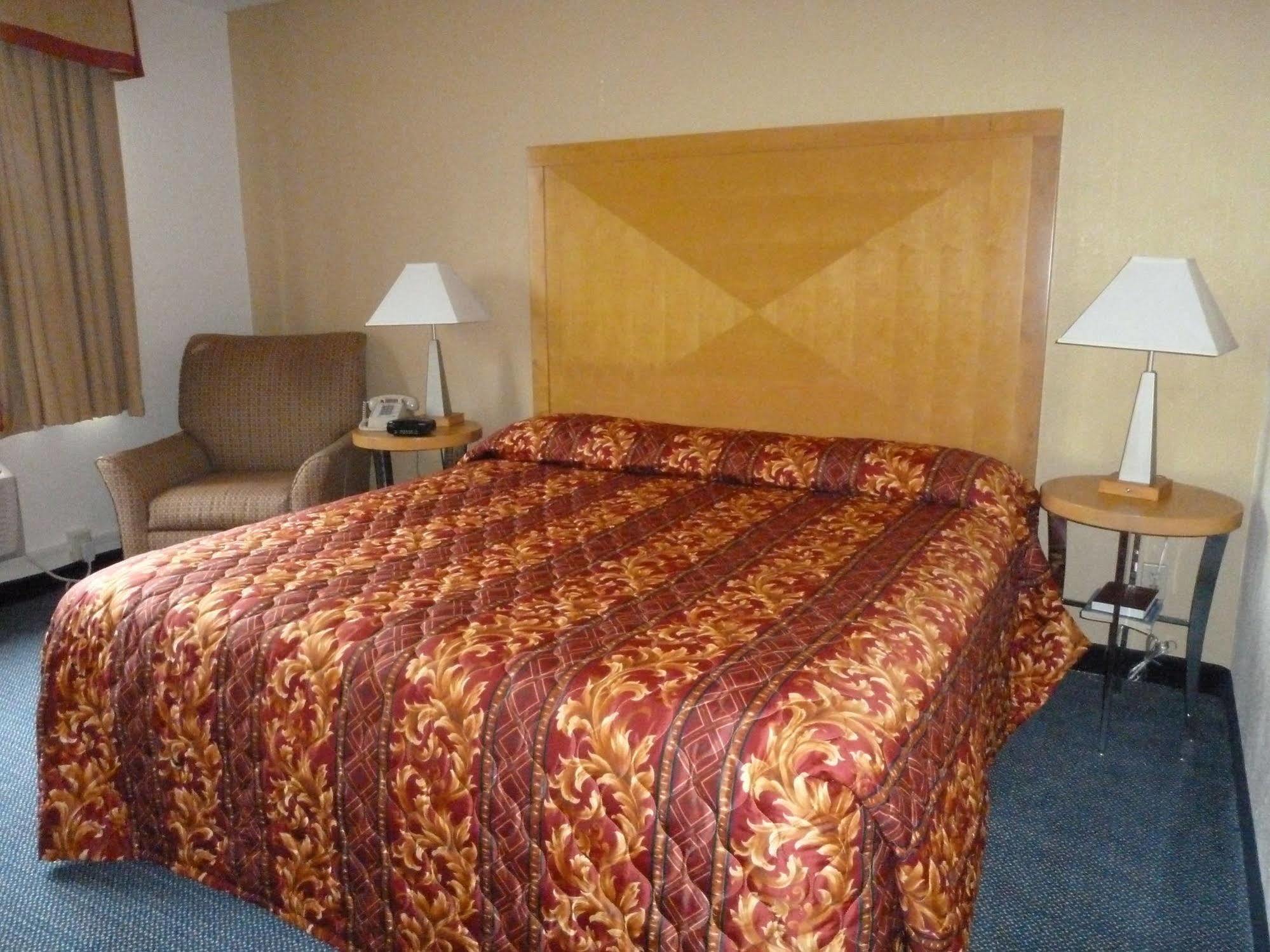 Katahdin Inn & Suites Millinocket Extérieur photo