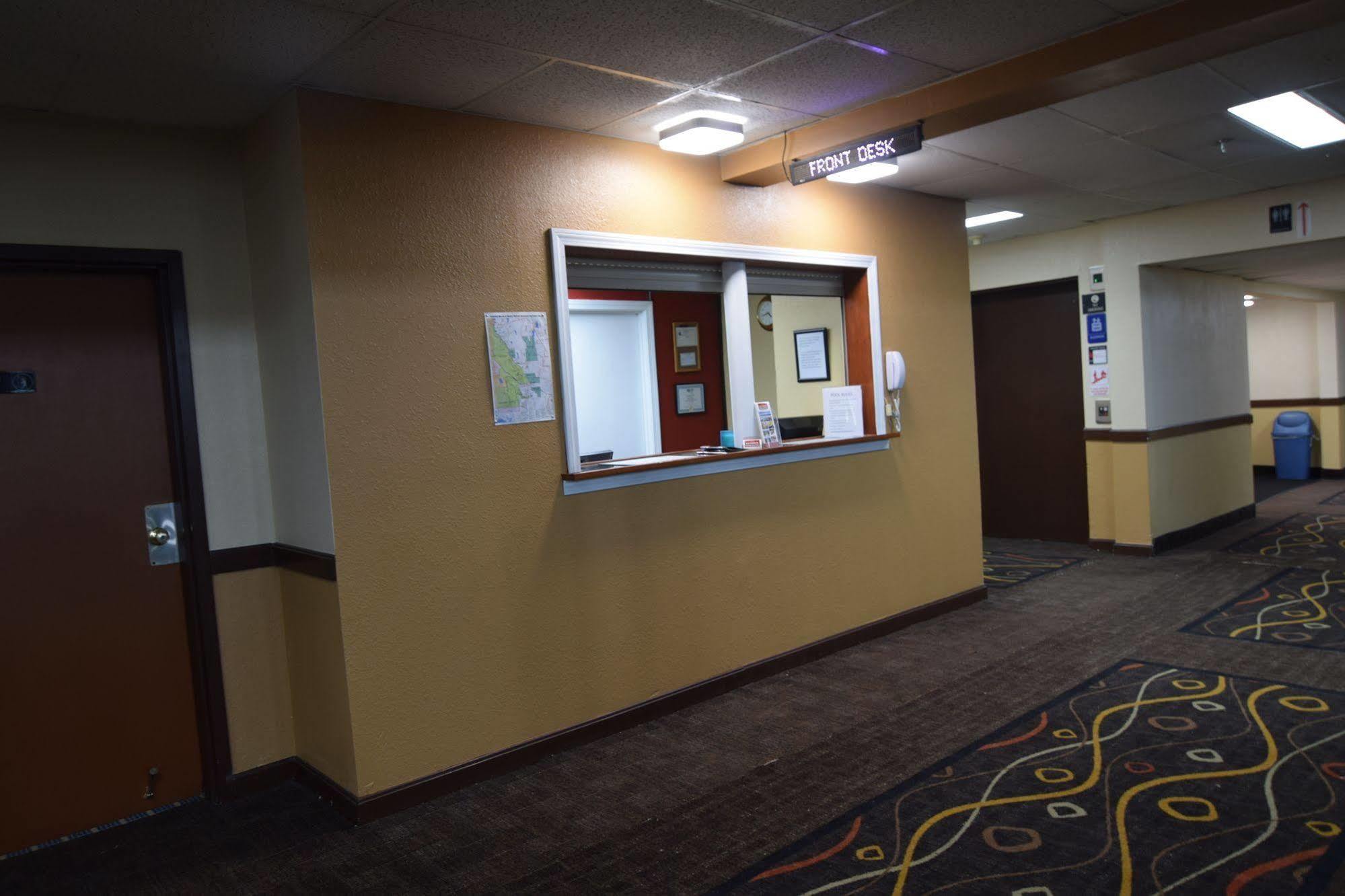 Katahdin Inn & Suites Millinocket Extérieur photo